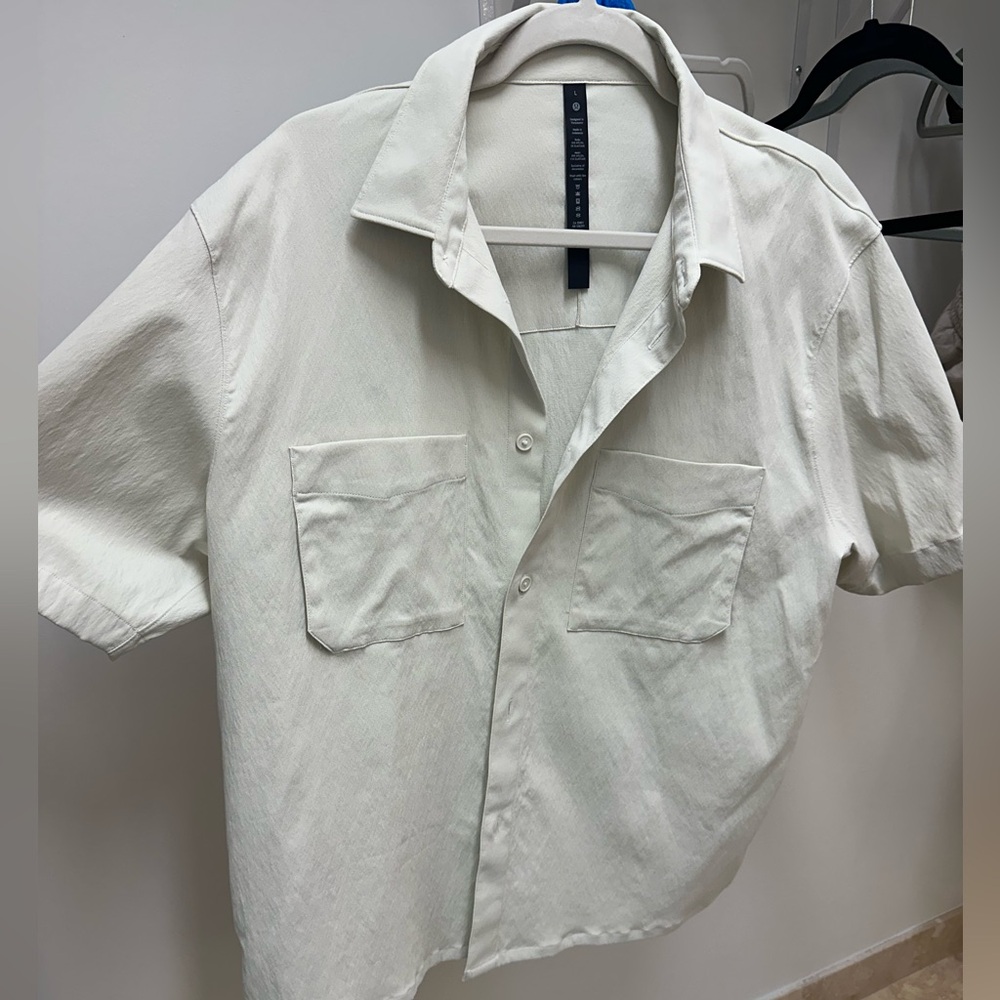 Lululemon Lightweight Camp Collar Button-Up Shirt
Pocket